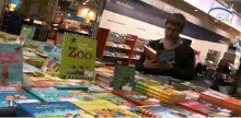 Auftakt Die didacta 2012 - der Bildungsgipfel im Flachland. Unter dem Motto "Lebenslanges Lernen" beginnt am 14. Februar in Hannover die weltweit größte Bildungsmesse. 1.800 Vorträge bieten den Besuchern den Dialog mit Experten und Politikern. 875 Aussteller zeigen in fünf Hallen Produkte, Lösungen und Hilfestellungen zum Beispiel für den Unterricht. Erstmalig wird auch das digitale Schulbuch präsentiert.