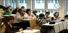 3. Messetag Still im Unterricht sitzen, Bücher wälzen, sich ab und an mal melden - für viele Schüler ist der normale Schulunterricht oft langweilig. Lehrer versuchen daher ihren Unterricht abwechslungsreich zu gestalten und verlegen das Klassenzimmer an Orte, an denen Schüler außergewöhnliche Erfahrungen machen.