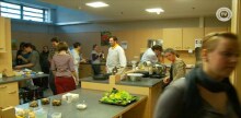 In der Campusküche mit dem 3-Sternekoch Studenten lernen an der Uni kochen Warum ein 3-Sternekoch mit Studenten kocht? Ganz einfach, erklärt Thomas Bühner: "Es trifft genau die richtigen Leute, die ihre Erfahrungen nachher wieder weiter in die Welt transportieren. Es ist ja schade, dass sich gerade viele Studenten nicht gut ernähren. Dass der Coffee to go zu einer Lebensanschauung geworden ist - und nicht mehr das gemeinsame Herstellen von Essen und das gemeinsame Essen."