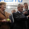 HANNOVER MESSE 2010 - Eröffnungsrundgang der Bundeskanzlerin der Bundesrepublik Deutschland, Dr. Angela Merkel (links) mit S.E. Claudio Scajola, Bundeswirtschaftsminister der Republik Italien (mitte)