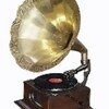 1889 stellt der deutschstämmige Emil Berliner seine Entwicklung vor: die Schallplatte mit dazugehörigem Plattenspieler, dem Grammophon. Der Vorteil: Im Gegensatz zu Edisons Walzen lassen sich Berliners Schelllackplatten vervielfältigen. (Grammophon/fotolia)